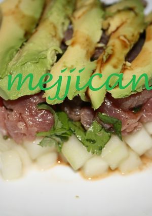 Una foto de Tartare de atún, pepinos y aguacate