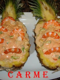 Una foto de Cóctel de piña rellena de marisco y rape