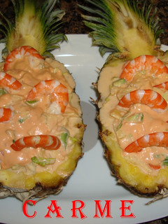 Una foto de Cóctel de piña rellena de marisco y rape
