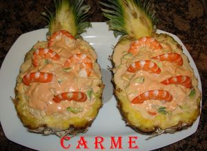 Una foto de Cóctel de piña rellena de marisco y rape