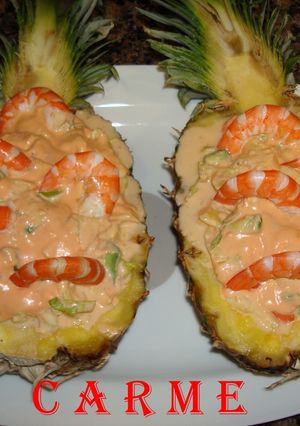 Una foto de Cóctel de piña rellena de marisco y rape