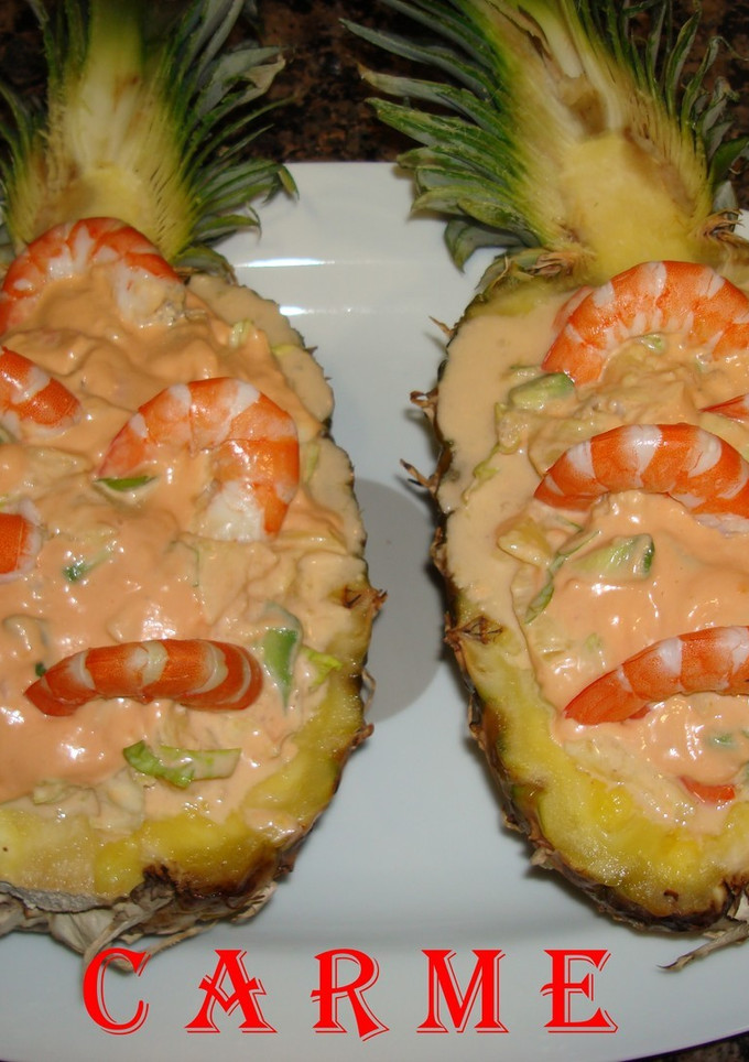 Una foto de Cóctel de piña rellena de marisco y rape