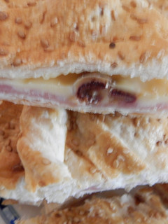 Una foto de Pastel de queso, jamón york y dátiles