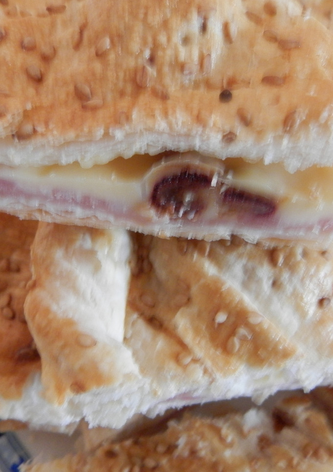 Una foto de Pastel de queso, jamón york y dátiles