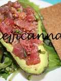Aguacates rellenos de atún con wasabi