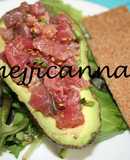 Aguacates rellenos de atún con wasabi