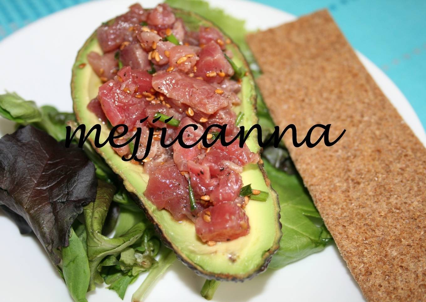 Aguacates rellenos de atún con wasabi<br />