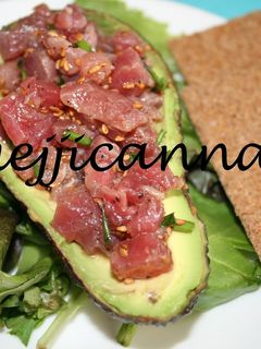 Una foto de Aguacates rellenos de atún con wasabi