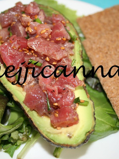 Una foto de Aguacates rellenos de atún con wasabi