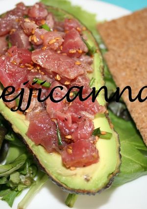 Una foto de Aguacates rellenos de atún con wasabi