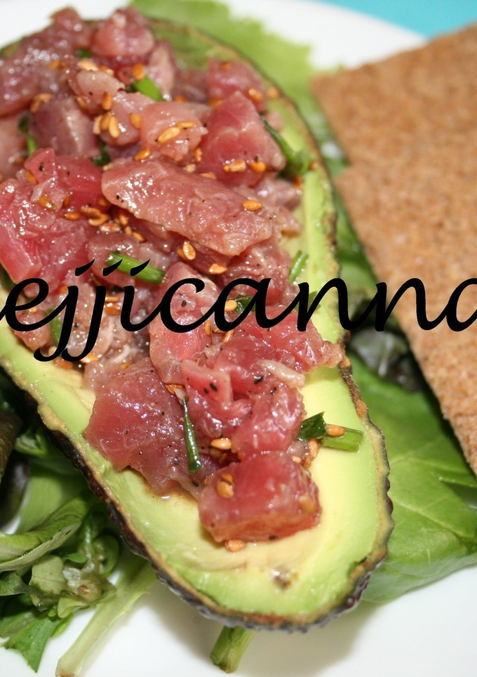 Una foto de Aguacates rellenos de atún con wasabi