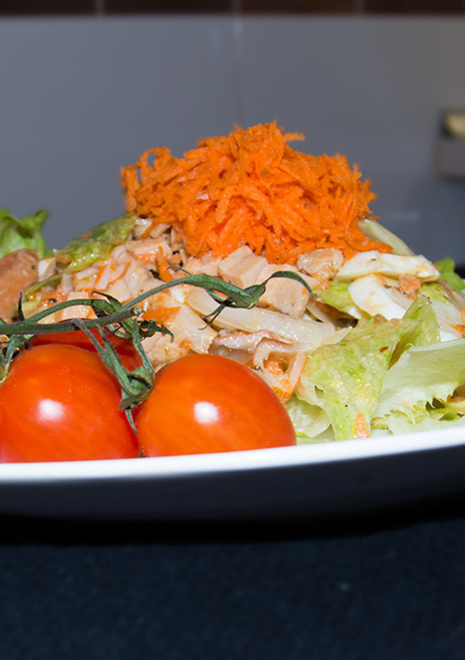 Una foto de Ensalada de cangrejo y bonito