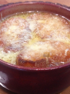 A picture of Gratinated Onion Soup with Emmental.