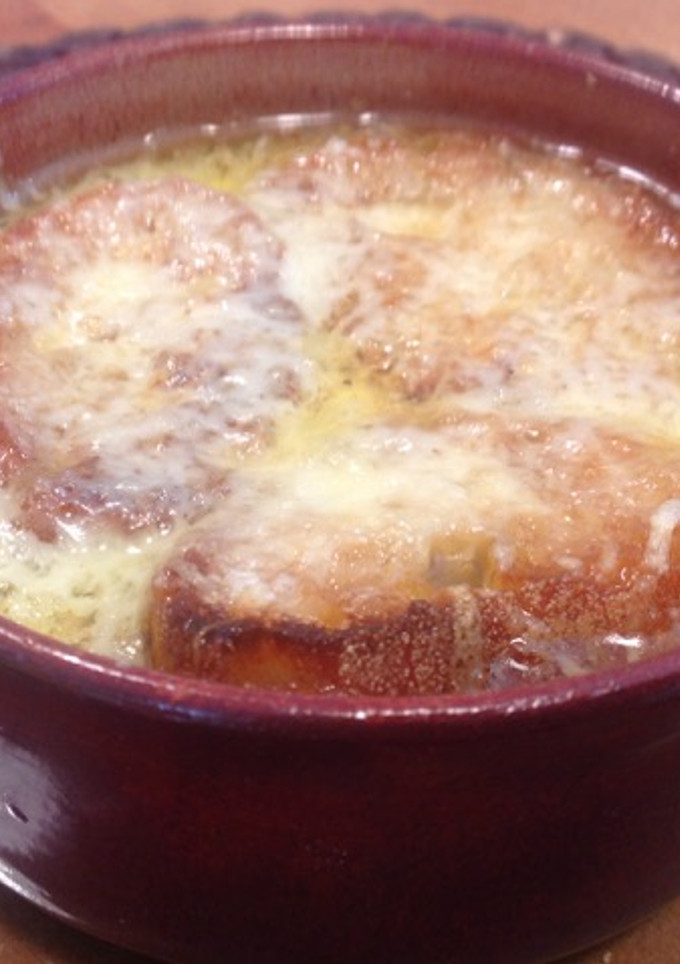Una foto de Sopa de Cebolla gratinada con emmental