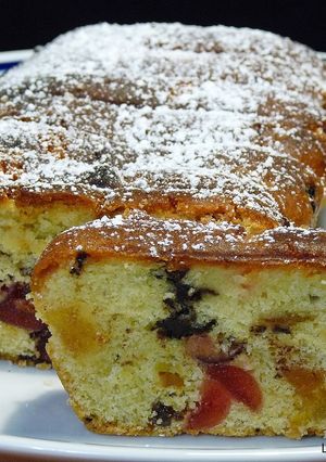 Una foto de Plum cake de fruta confitada y pasas