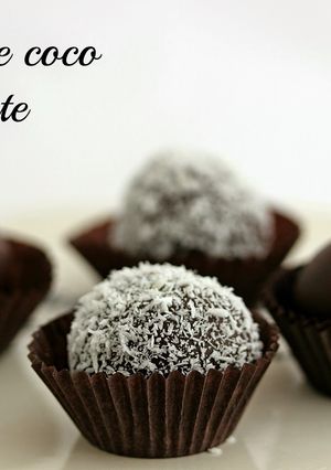Una foto de Bolitas de coco y chocolate