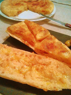 Una foto de Bocadillo de tortilla de patatas con cebolla