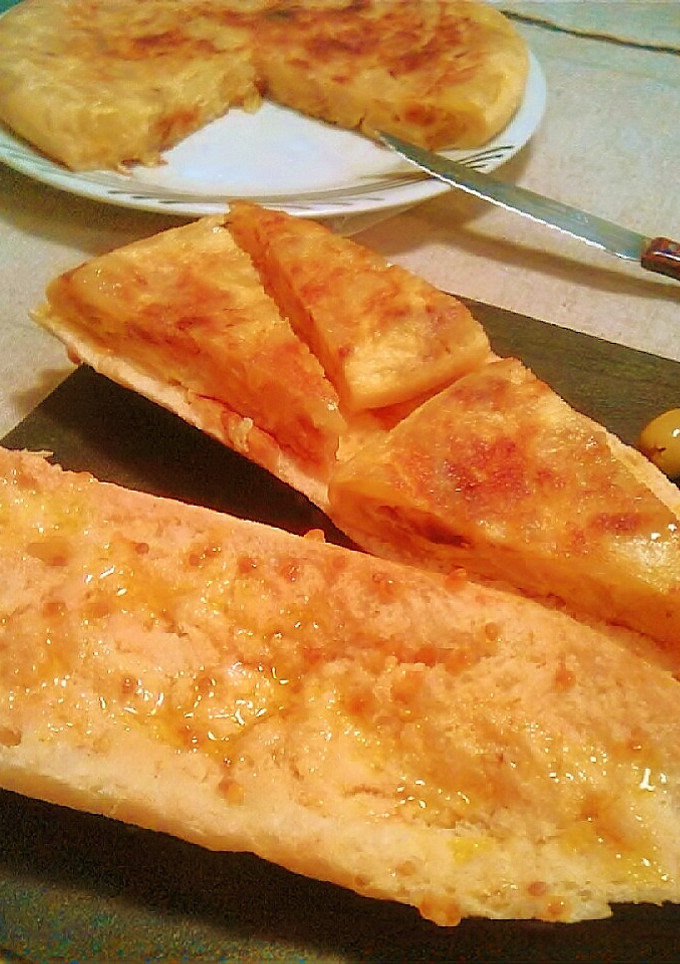 Una foto de Bocadillo de tortilla de patatas con cebolla