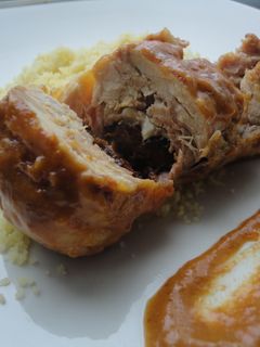 Una foto de Muslitos de pollo rellenos en salsa de verduras