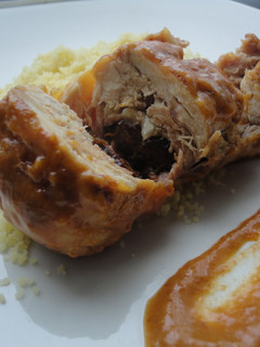 Una foto de Muslitos de pollo rellenos en salsa de verduras