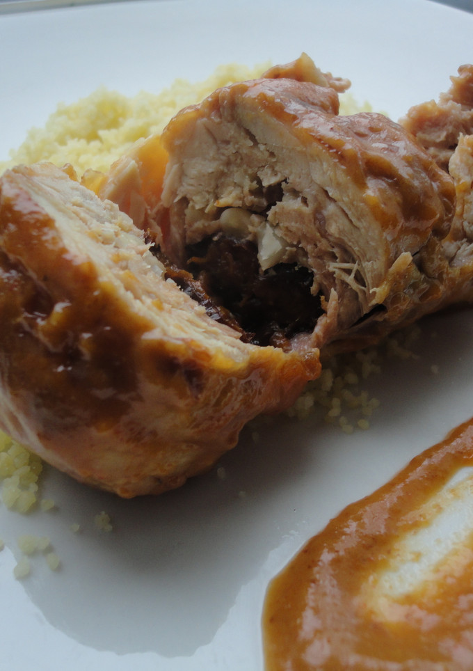 Una foto de Muslitos de pollo rellenos en salsa de verduras