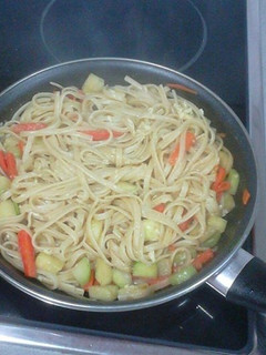 Una foto de Tallarines con verduras