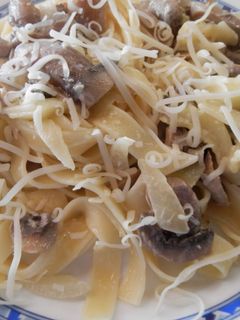Una foto de Tagliatelle con calabacín y champiñones