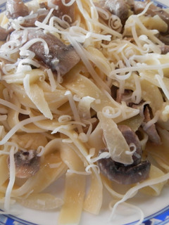 Una foto de Tagliatelle con calabacín y champiñones