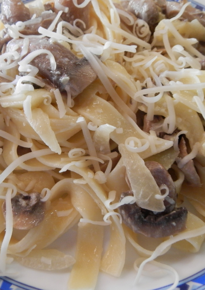 Una foto de Tagliatelle con calabacín y champiñones