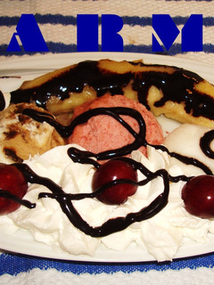 Una foto de Helado con banana y fresas