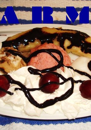 Una foto de Helado con banana y fresas