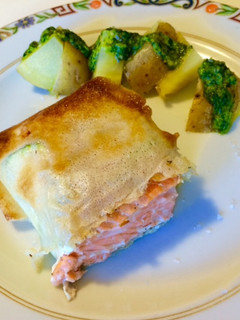 Una foto de Salmón envuelto en masa filo acompañado de patatas con mojo verde