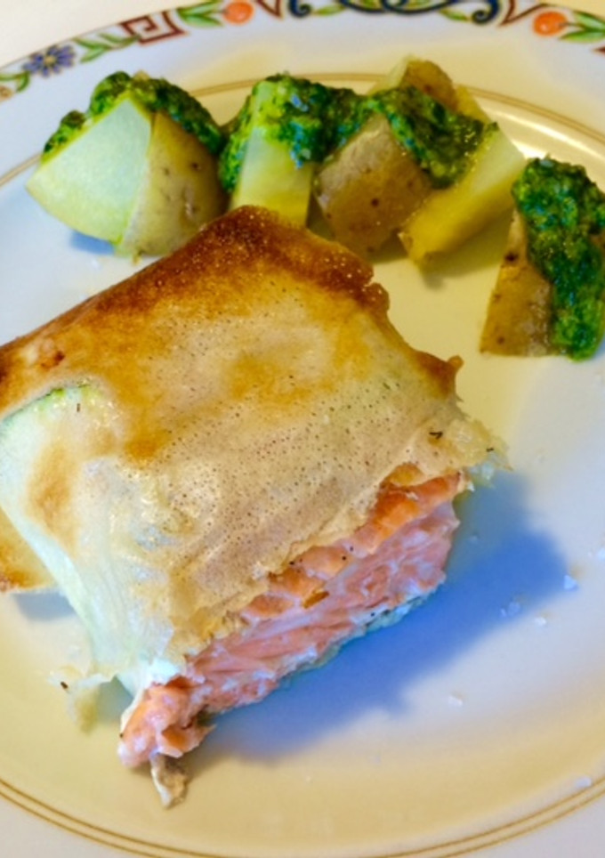 Una foto de Salmón envuelto en masa filo acompañado de patatas con mojo verde