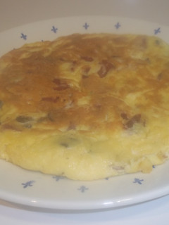 Una foto de Tortilla de jamón serrano, setas y queso