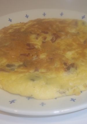 Una foto de Tortilla de jamón serrano, setas y queso