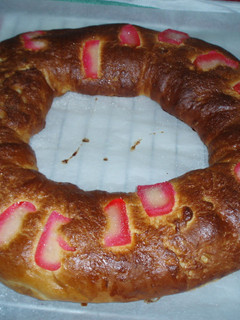 Una foto de Roscón de reyes con fruta escarchada (Thermomix 31)
