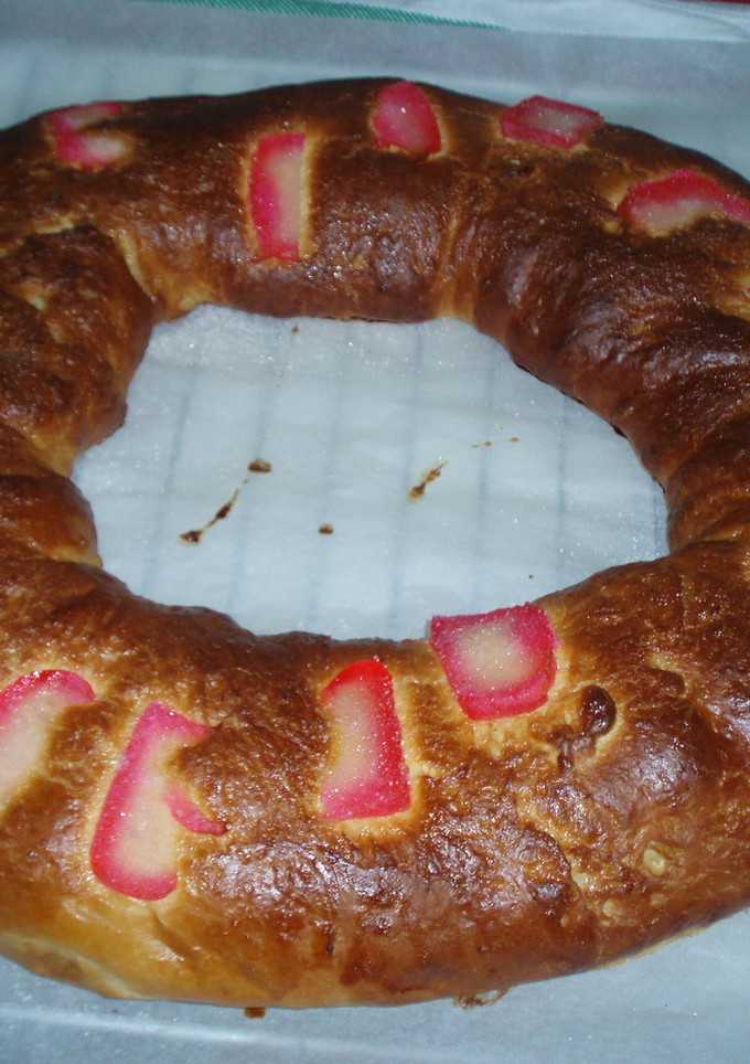 Una foto de Roscón de reyes con fruta escarchada (Thermomix 31)