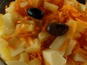 Una foto de ensalada de zanahoria y palmitos