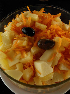 Una foto de Ensalada de palmitos, zanahoria, ananá y aceitunas