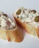 Queso de untar con atún, cebolla y alcaparras.