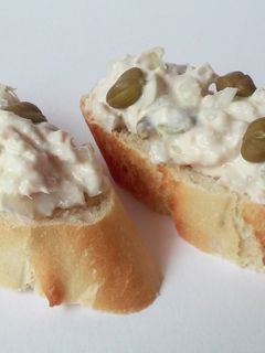 Una foto de Queso de untar con atún, cebolla y alcaparras.