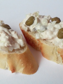 Una foto de Queso de untar con atún, cebolla y alcaparras.