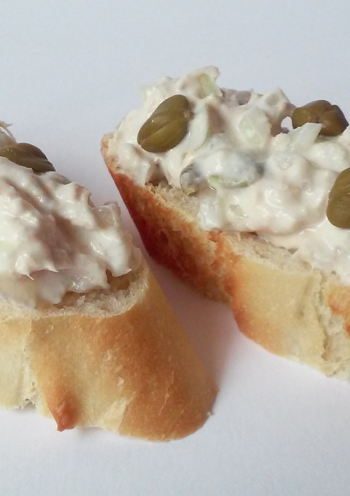 Una foto de Queso de untar con atún, cebolla y alcaparras.