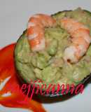 Aguacates rellenos de gamba y piña