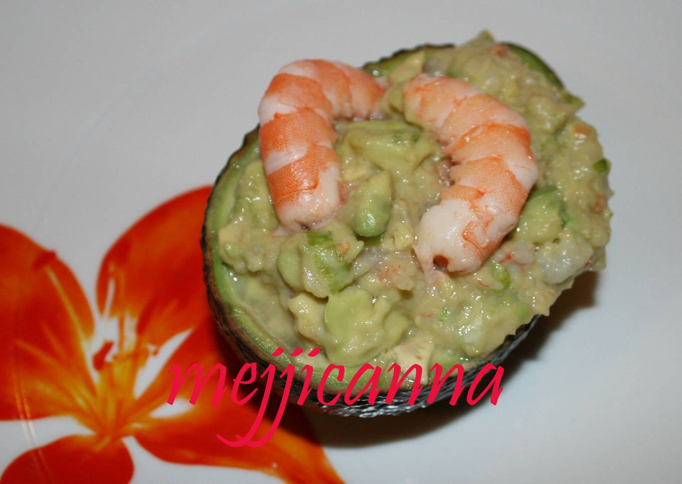 Aguacates rellenos de gamba y piña<br />