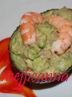Una foto de Aguacates rellenos de gamba y piña