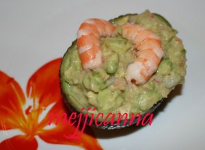 Una foto de Aguacates rellenos de gamba y piña