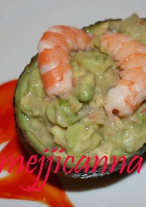 Una foto de Aguacates rellenos de gamba y piña