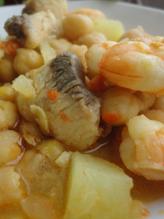 Una foto de Potaje de garbanzos, tintorera y langostinos
