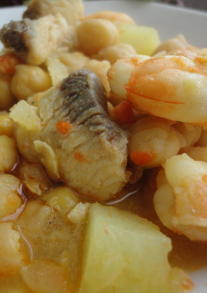 Una foto de Potaje de garbanzos, tintorera y langostinos